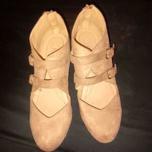 Women's size 7.5, JC faux suede sheels